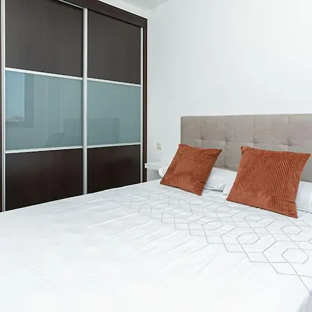Fantastico Apartamento En El Centro De Estepona Con Parking Privado